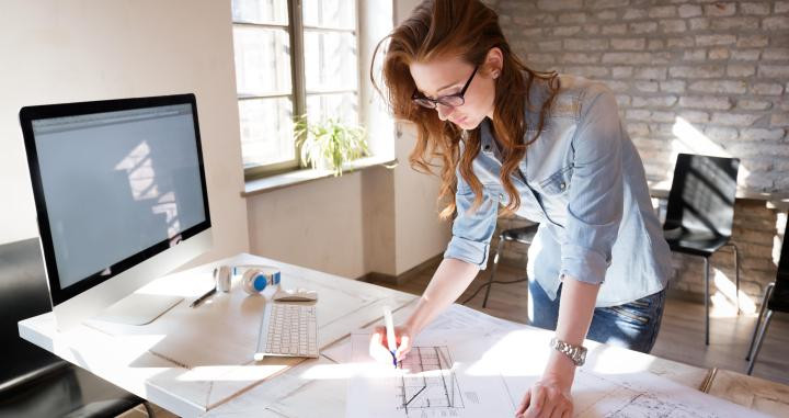 Una joven revisa unos planos frente a su ordenador / SHUTTERSTOCK