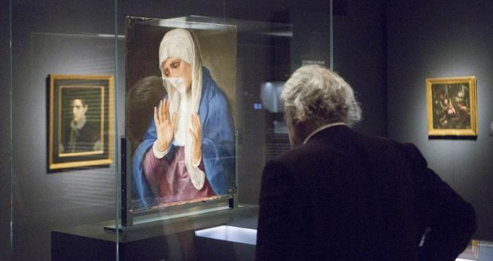 Un visitante observa la Dolorosa pintada por Tiziano sobre un zócalo de mármol romano por encargo de Carlos V / MUSEO NACIONAL DEL PRADO