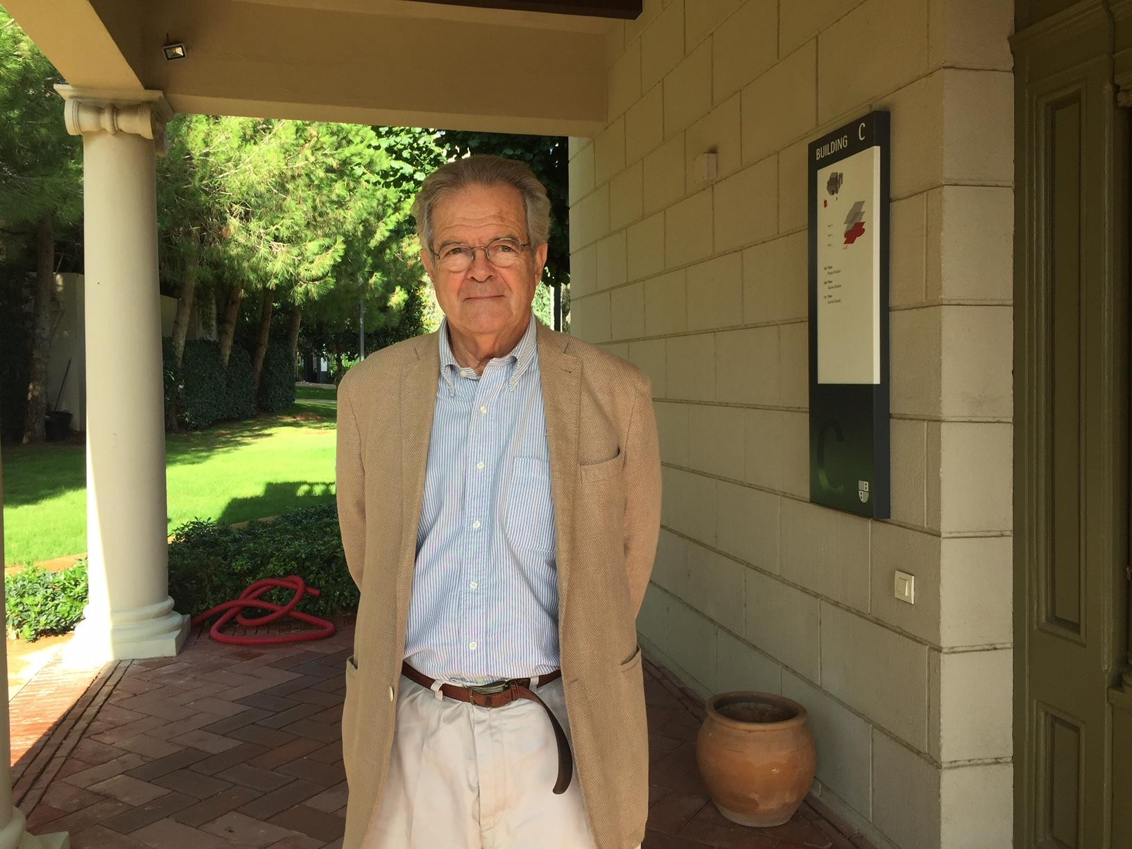 Alfredo Pastor, en la puerta de su despacho en el IESE, durante la entrevista con 'Crónica global' /CG