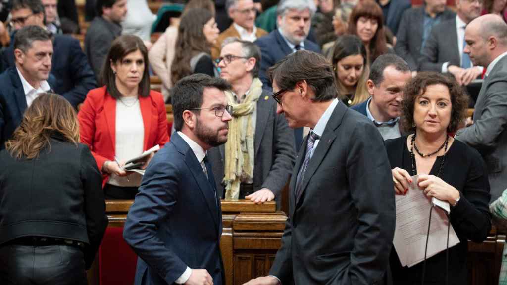 Salvador Illa (d) y Pere Aragonès (i), en el Parlament