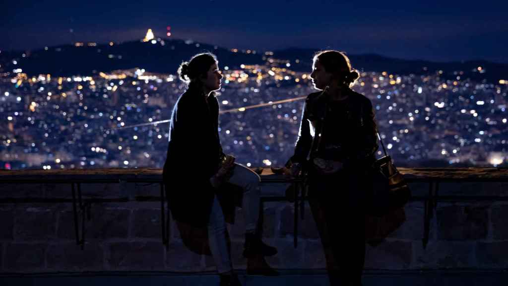 Dos jóvenes en el Castell de Montjuic de Barcelona, durante la Noche de los Museos; el Bono Cultural Joven fomenta este tipo de actividad / ROBERT RAMOS - EUROPA PRESS