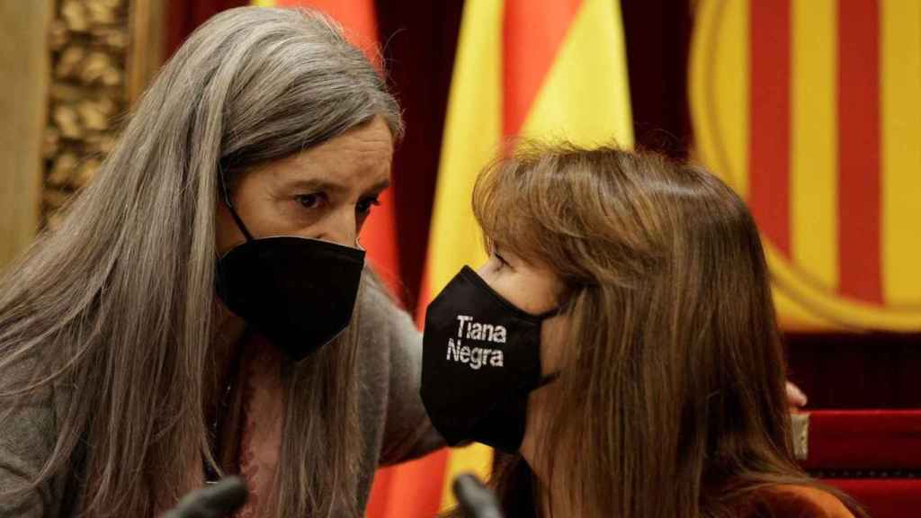 La presidenta de la Cámara catalana, Laura Borràs (d), conversa con la secretaria general del Parlament, Esther Andreu (i)