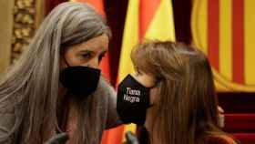 La presidenta de la Cámara catalana, Laura Borràs (d), conversa con la secretaria general del Parlament, Esther Andreu (i) / EFE