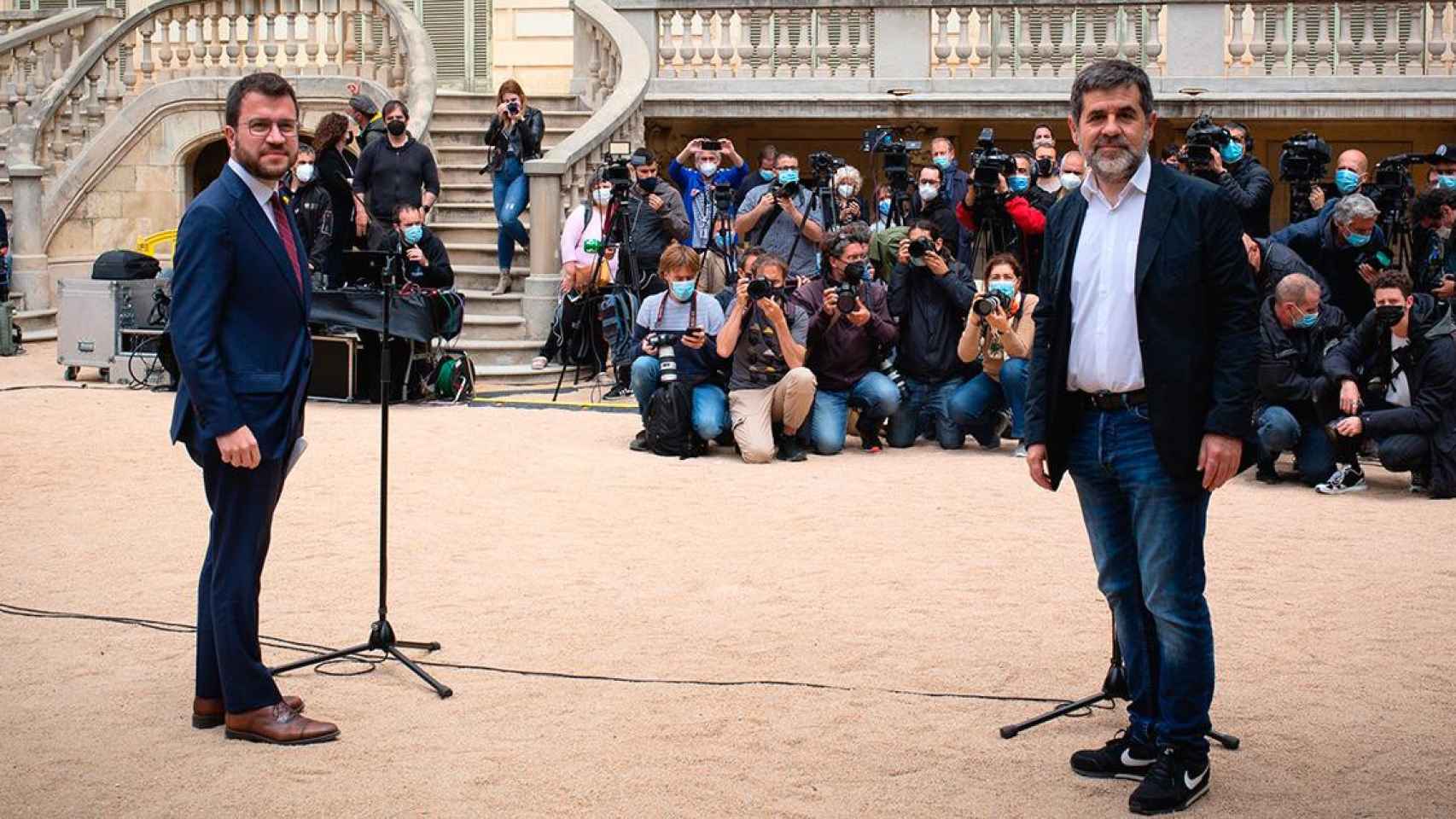 El presidente de la Generalitat en funciones, Pere Aragonès (ERC) y el secretario general de JxCat, Jordi Sànchez (d), durante la presentación de su acuerdo en los jardines del Palau Robert / EP