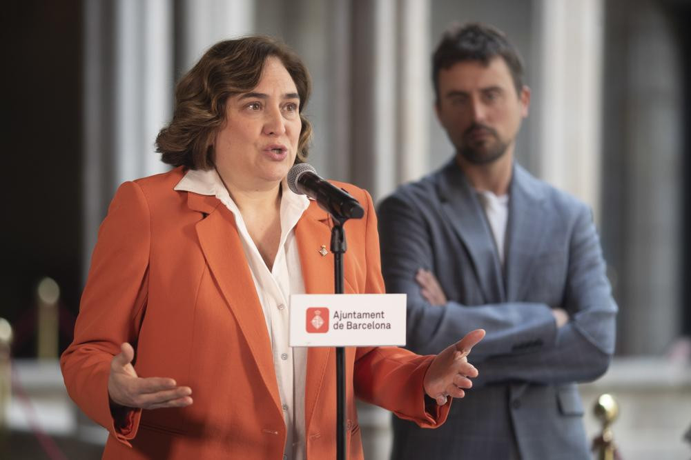 La alcadesa de Barcelona, Ada Colau, en rueda de prensa para informar sobre su declaración en el juzgado número 21 de Barcelona como investigada por otorgar supuestamente subvenciones a entidades afines / EFE - Marta Perez