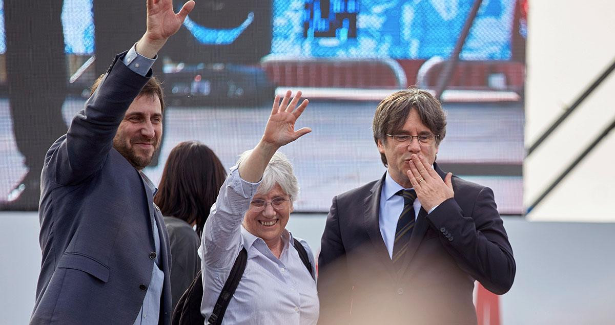 Toni Comín, Clara Ponsatí y Carles Puigdemont, en el mitin independentista de Perpiñán del pasado 29 de febrero / EFE