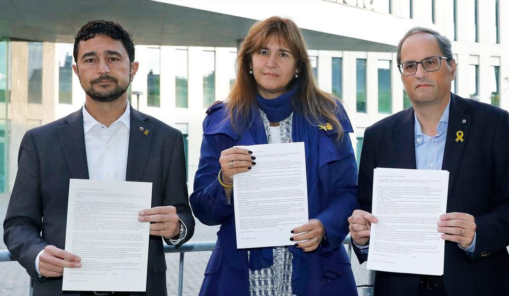 Quim Torra (d), presidente de la Generalitat de Cataluña, Laura Borràs (c), candidata a diputada en el Congreso, y el consejero Damià Calvet / EFE