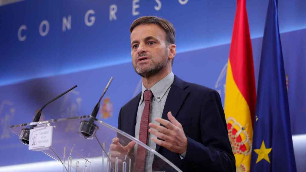 EuropaPress 2374043 El portavoz de En Comú Podem en el Congreso Jaume Asens en rueda de prensa tras su reunión con el Rey Felipe VI en el segundo día de la ronda de consultas sobre el candidato a la presidencia