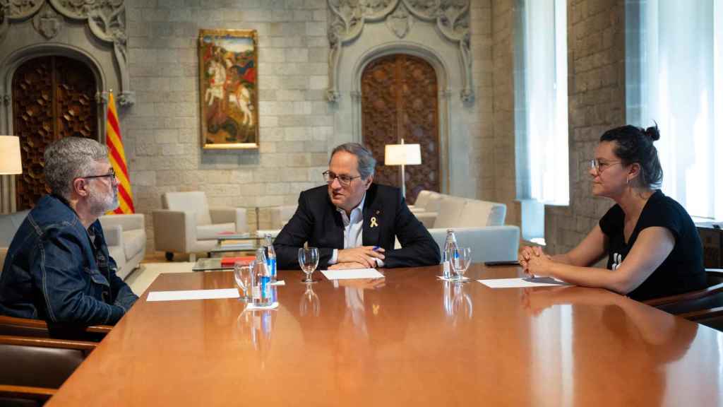 El diputado de la CUP en el Parlament, Carles Riera, el presidente de la Generalitat de Catalunya, Quim Torra y la diputada de la CUP, Natalia Sánchez, durante una reunión / EUROPA PRESS