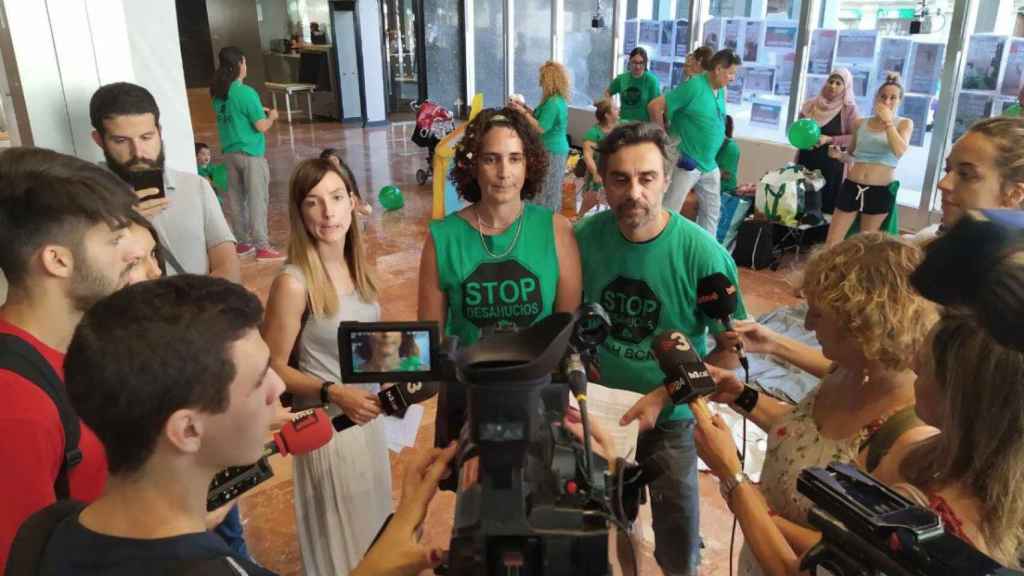 Miembros de la PAH, tras ocupar el ayuntamiento de Barcelona por la entrada de la plaza Sant Miquel / @PAH_BCN