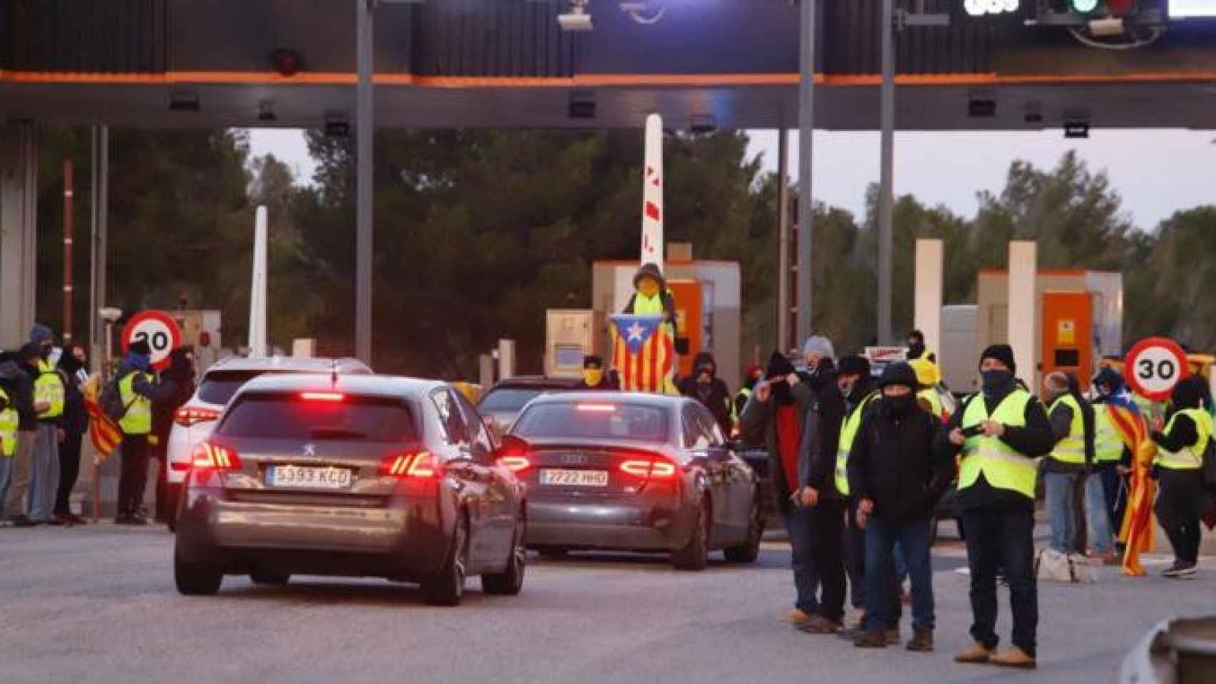 Los CDR, en un peaje vandalizado junto a una vía rápida en Cataluña / TWITTER