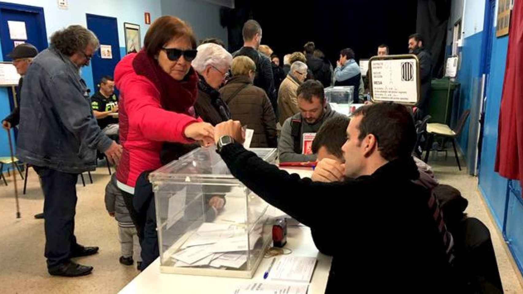 Electores en el colegio La Jota de Badia del Vallès este 21D / CG