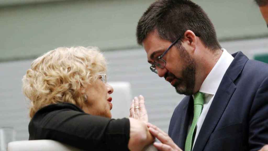 Manuela Carmena, alcaldesa de Madrid, y Carlos Sánchez Mato, hasta ahora concejal de Hacienda del ayuntamiento / EFE