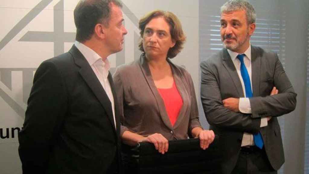 Alfred Bosch (ERC), Ada Colau (BComú) y Jaume Collboni (PSC), en el Ayuntamiento de Barcelona / EP