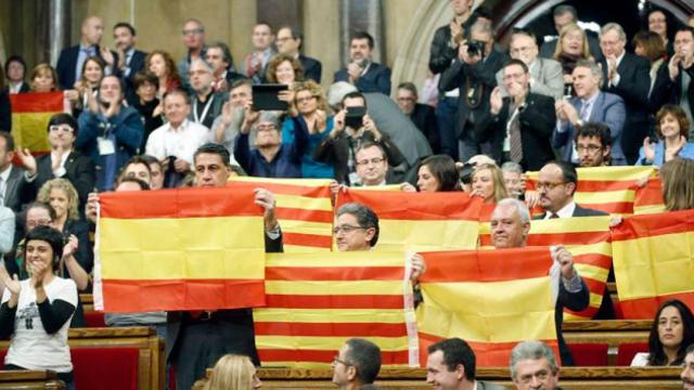 El grupo del PP en el Parlament de Cataluña muestra banderas catalanas y españolas tras una votación / EFE