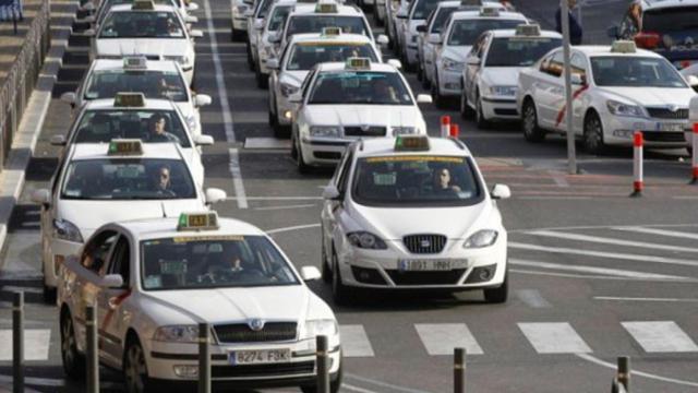 Varios taxis de Madrid, en una imagen de archivo / EFE