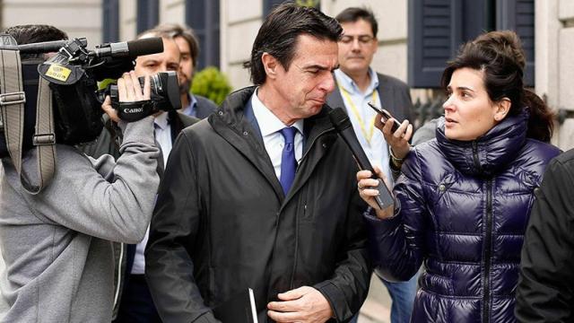 El ministro Soria trata de mantener su agenda, pero el escándalo de los 'Papeles de Panamá' le rodea.