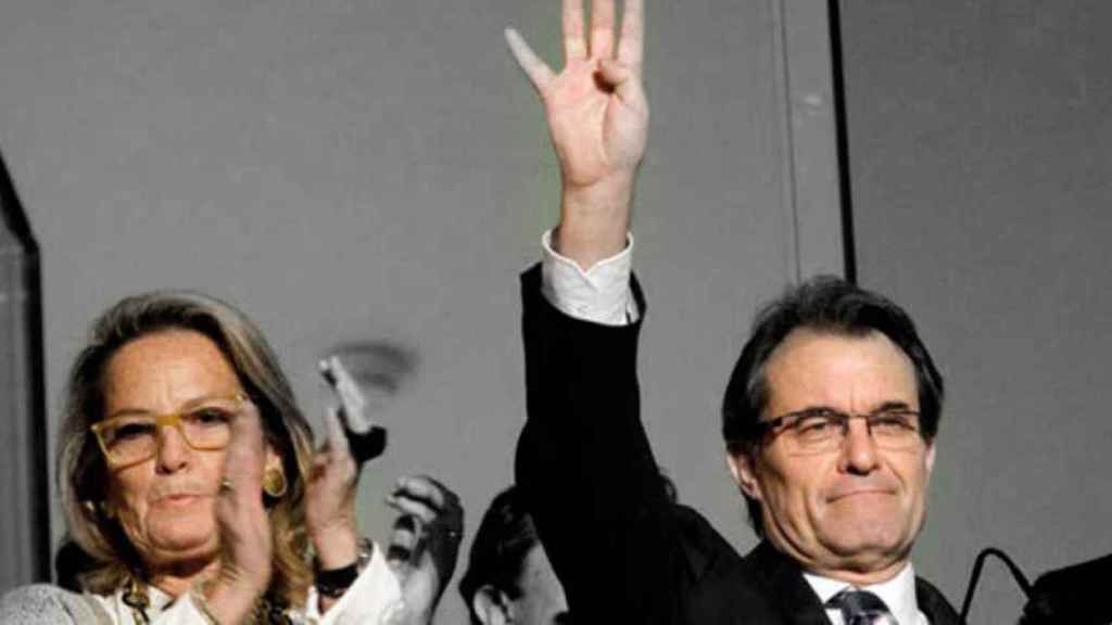Artur Mas y su esposa, Helena Rakosnik, tras conocer los resultados de las elecciones autonómicas del 25 de noviembre de 2012