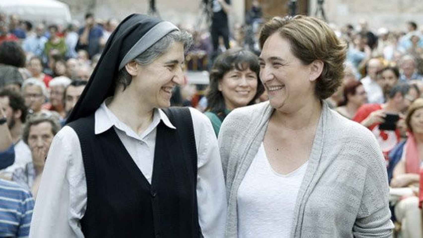 La cara visible de Procés Constituent, Teresa Forcades (izquierda), y la alcaldesa de Barcelona, Ada Colau (derecha), en la campaña de las municipales