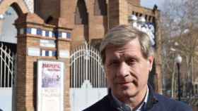 El líder del PP en el Ayuntamiento de Barcelona, Alberto Fernández Díaz, frente a la plaza de toros Monumental de la ciudad