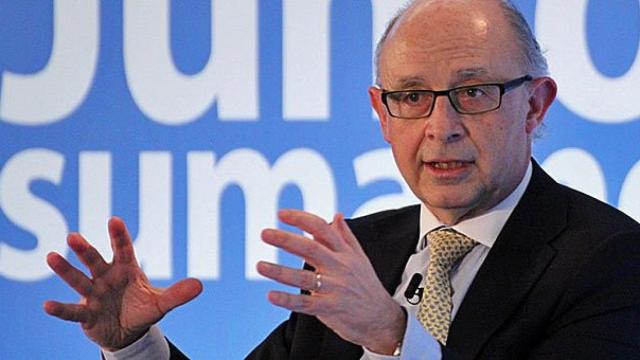 El ministro de Hacienda y Administraciones Públicas, Cristóbal Montoro, este viernes, durante la primera jornada de la convención Juntos sumamos, organizada por el PP en Barcelona