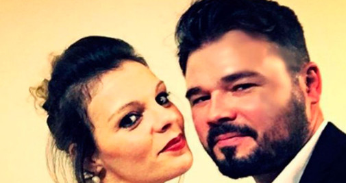 La profesora Mireia Varela, con Gabriel Rufián / CG