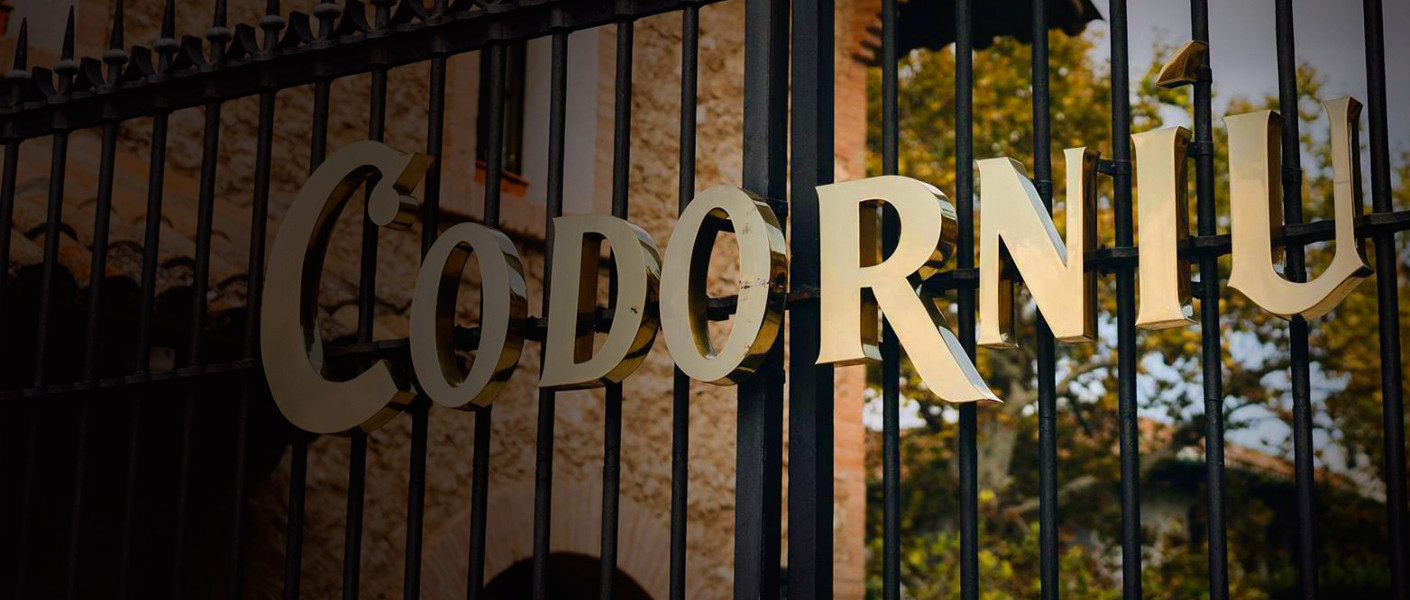 Entrada a las bodegas Codorníu / CODORNÍU