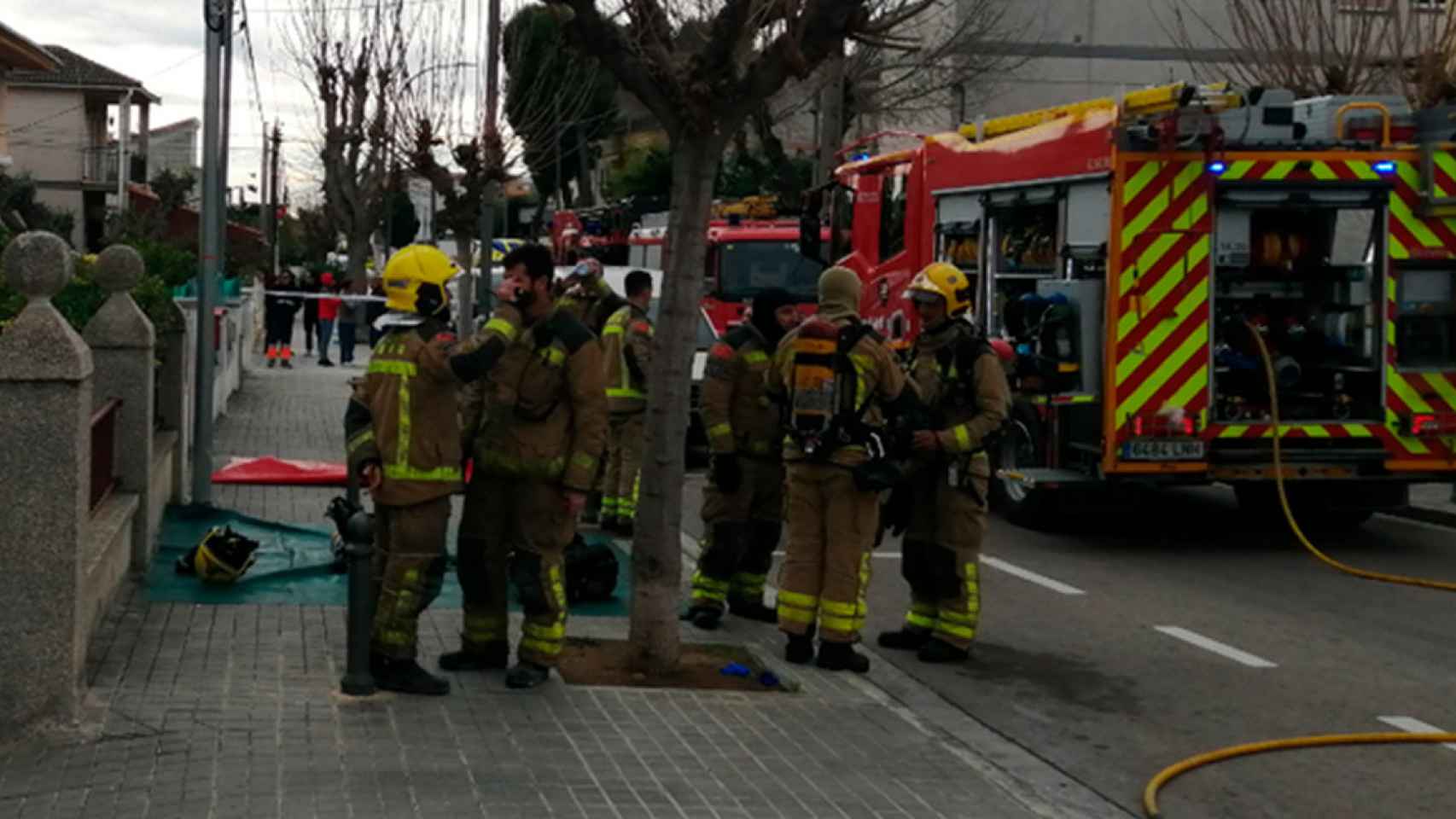 Los Bomberos de la Generalitat atienden el incendio que ha acabado con la vida de una mujer en Segur de Calafell / BOMBERS