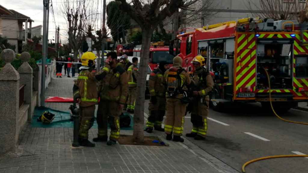 Los Bomberos de la Generalitat atienden el incendio que ha acabado con la vida de una mujer en Segur de Calafell / BOMBERS
