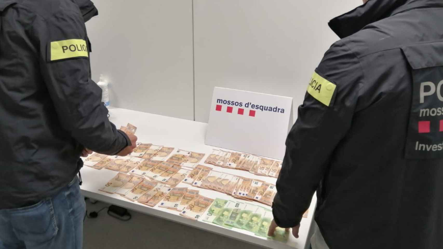 Los Mossos cuentan el dinero incautado a la detenida por suplantar la identidad de terceros para 'desplumarlos' / MOSSOS