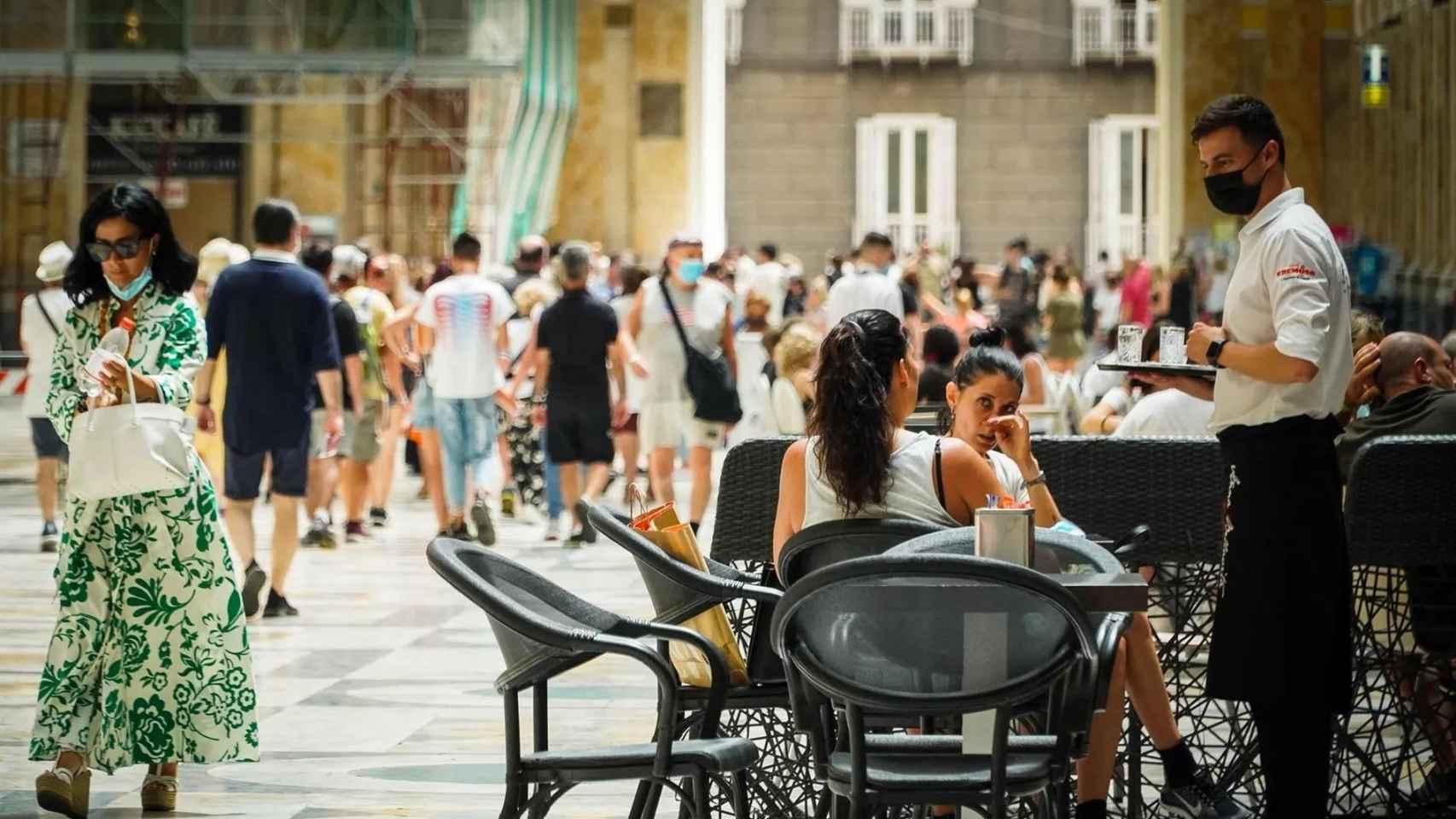 Varias personas en la terraza, cuyos restauradores están cabreados por la prohibición de fumar / EFE