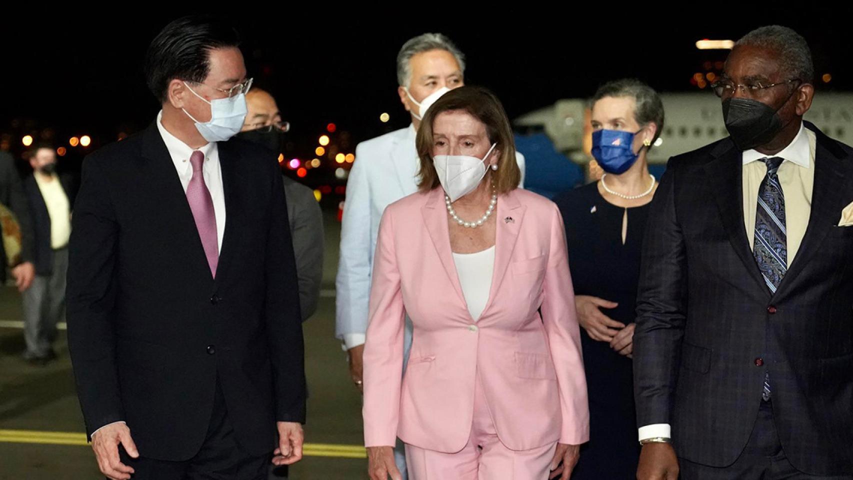 La presidenta de la Cámara de Representantes de los EEUU, Nancy Pelosi (c), siendo recibida por el Ministro de Relaciones Exteriores de Taiwán, Joseph Wu (i), cuando llega al aeropuerto de Songshan en Taipei (Taiwán) / EFE - EPA - Ministerio de Asuntos Exteriores de Taiwán