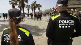 Dos agentes de la Policía Local de Blanes, que han detenido al agresor a machetazos en una pelea / AYUNTAMIENTO DE BLANES