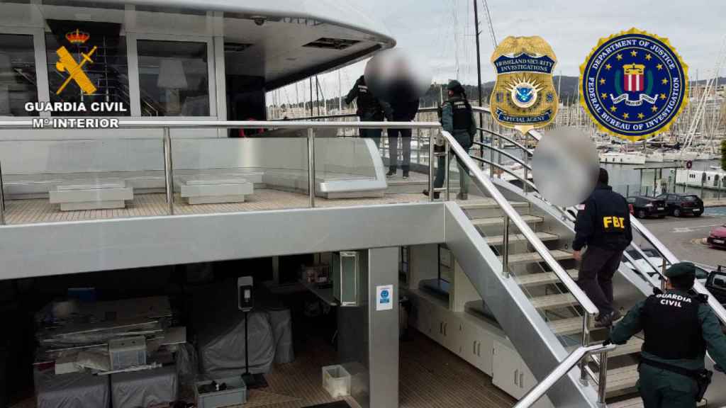 Los agentes acceden al interior del Tango, atracado en el puerto de Palma /GC