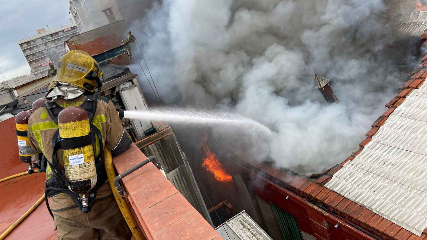 Bomberos de la Generalitat trabajando en la extinción del incendio de la nave de Vilassar de Mar / CG