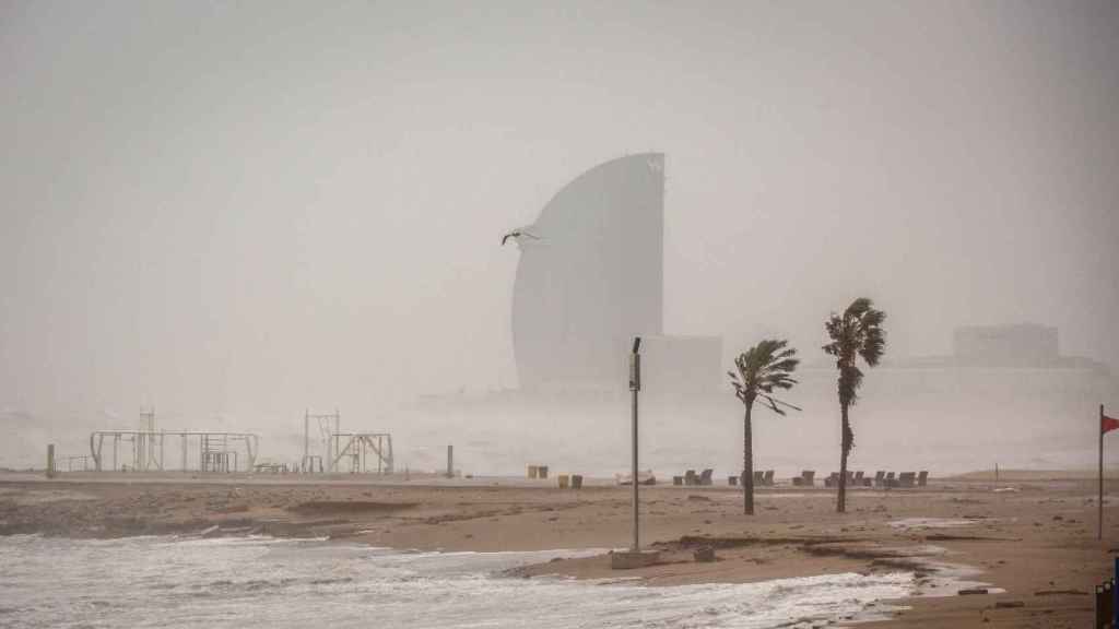 Temporal marítimo en la playa de la Barceloneta /EP