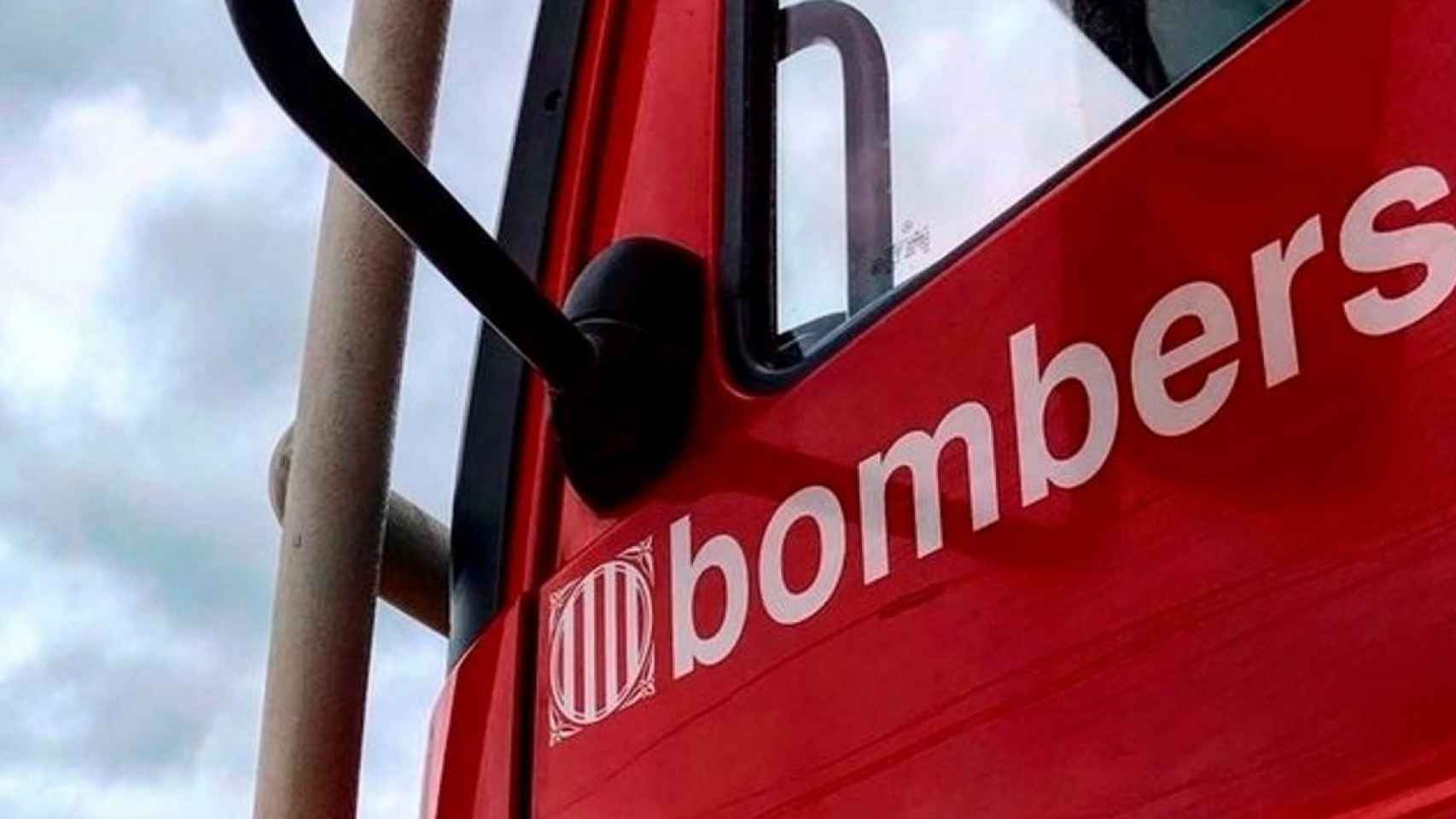 Vehículo de los Bombers de la Generalita, que desalojaron el polideportivo por una fuga de monóxido de carbono / BOMBERS