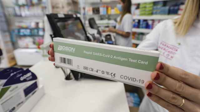 Una caja con tests de antígenos contra el Covid-19 en una farmacia / ROBER SOLSONA - EUROPA PRESS