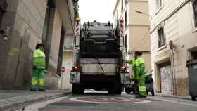 Dos empleadas del servicio de recogida de basura de Barcelona en una imagen de archivo / AYTO. BARCELONA