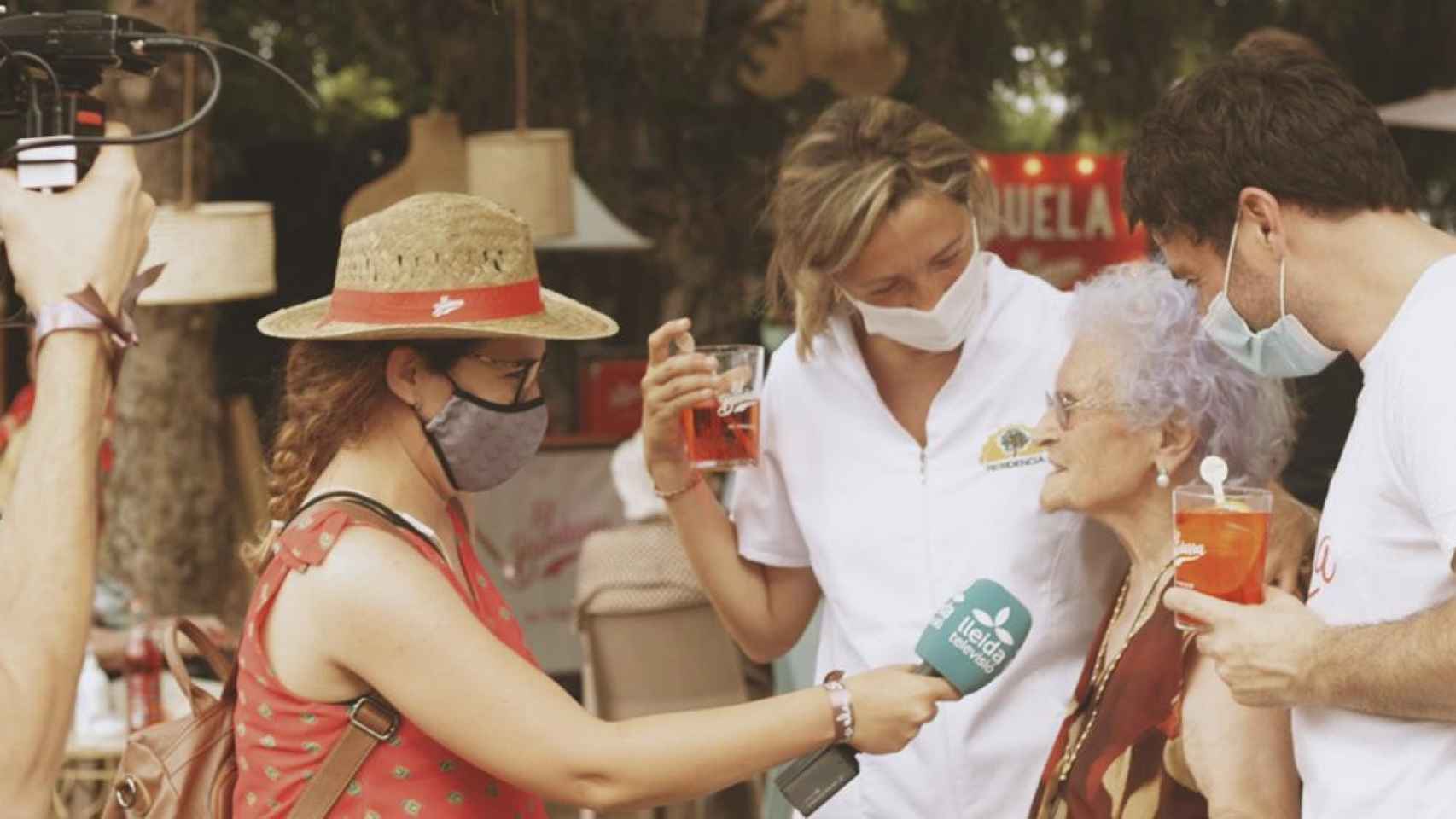 Una mujer habla con la prensa durante la primera edición del 'Primabuela Sound' / CGLL