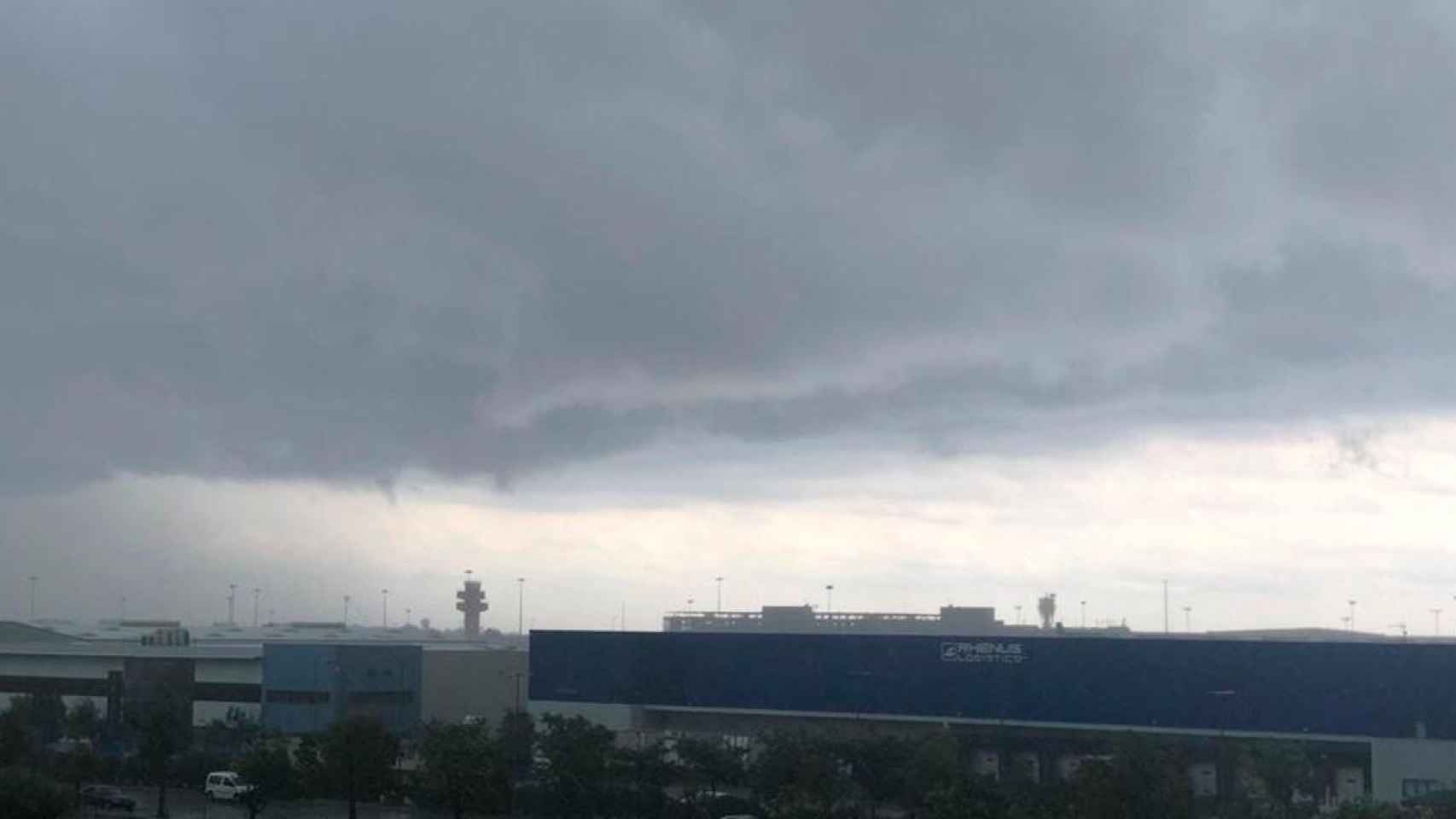 Cielos nubosos cerca del Aeropuerto de El Prat / EUROPA PRESS