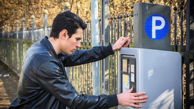 Un hombre utiliza un parquímetro / CG