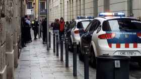 Despliegue de Mossos d'Esquadra ante la calle Santa Elena del Raval, donde se produjo la detención / ACCIÓ RAVAL