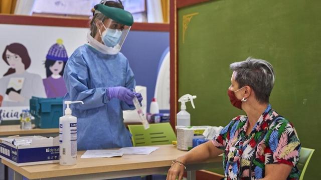Sanitaria haciendo una PCR para detectar brotes en Cataluña / EP