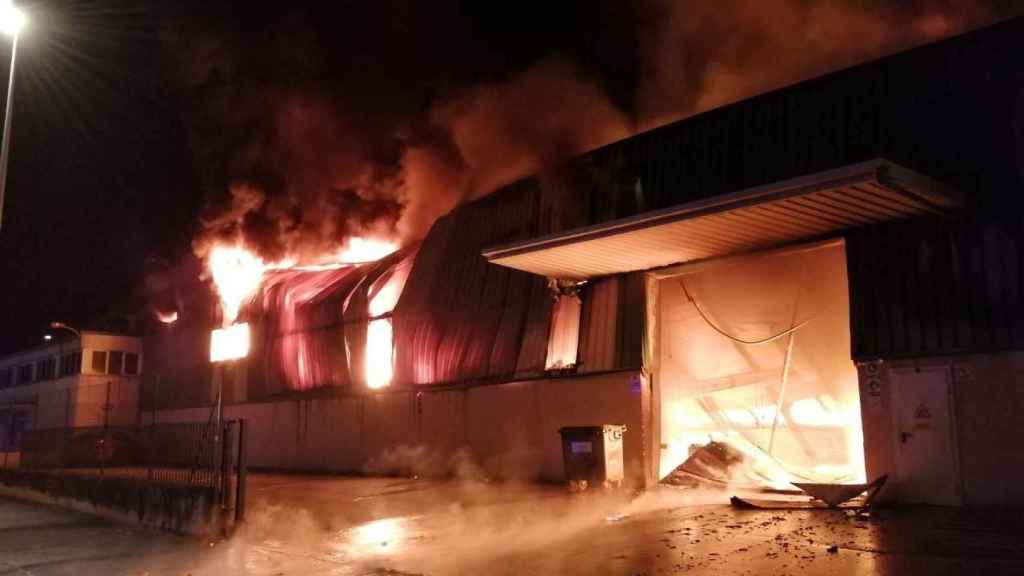 La nave de Sant Fruitós de Bages que los bomberos apagaron / BOMBERS