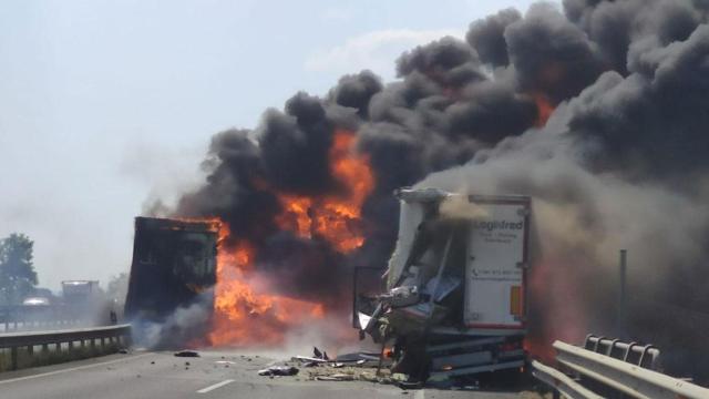 Camiones ardiendo / TRÀNSIT