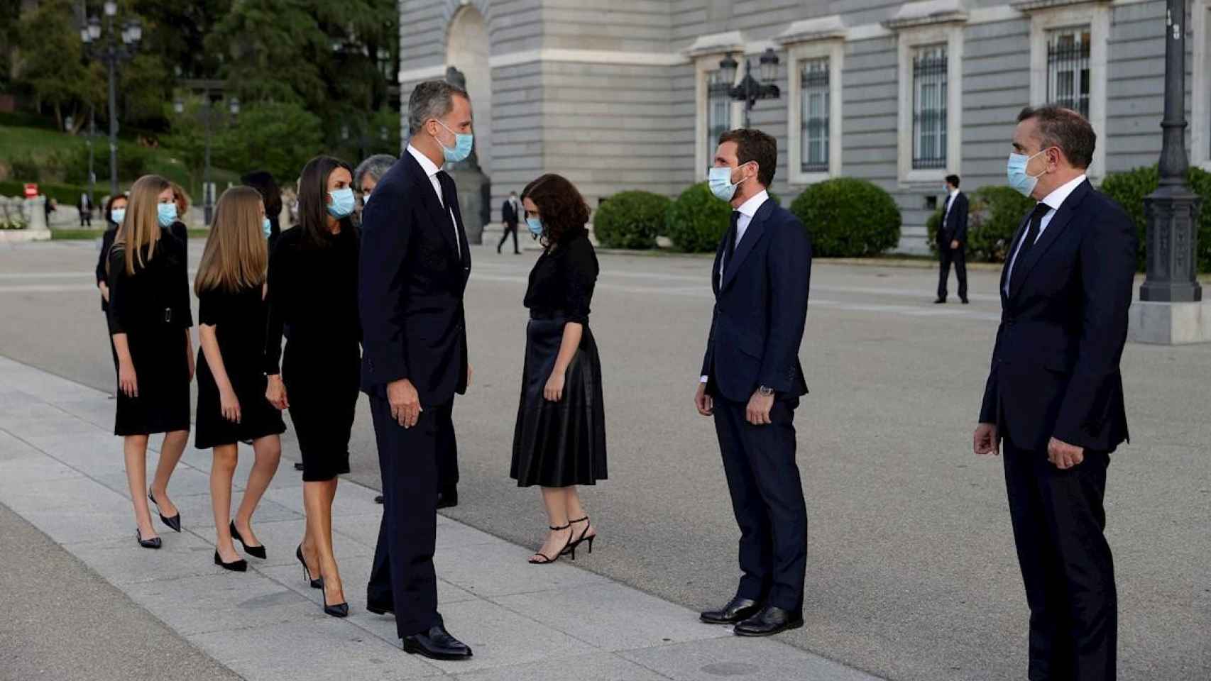 El rey Felipe VI, la reina Letizia y las infantas Leonor y Letizia, en el funeral por las víctimas del coronavirus en la catedral de la Almudena de Madrid, a la que también han asistido dirigentes políticos como la presidenta de la comunidad, Isabel Díaz