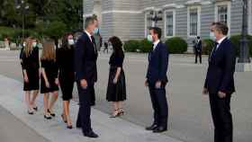 El rey Felipe VI, la reina Letizia y las infantas Leonor y Letizia, en el funeral por las víctimas del coronavirus en la catedral de la Almudena de Madrid, a la que también han asistido dirigentes políticos como la presidenta de la comunidad, Isabel Díaz