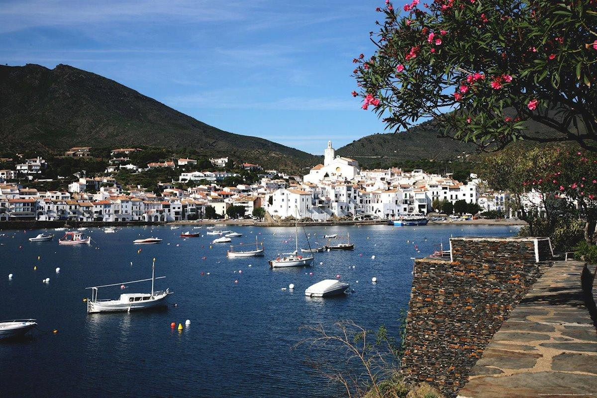 Playa de Cadaqués (Girona) con sus residencias características de fondo / EP