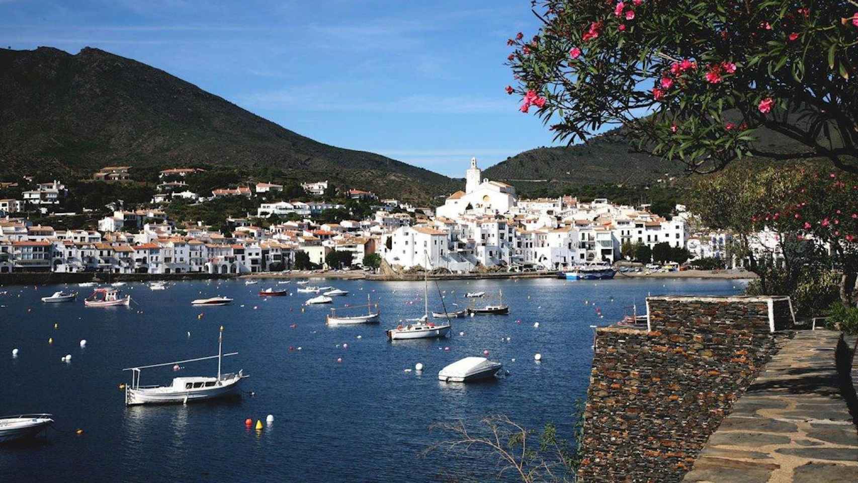 Playa de Cadaqués (Girona) con sus residencias características de fondo / EP